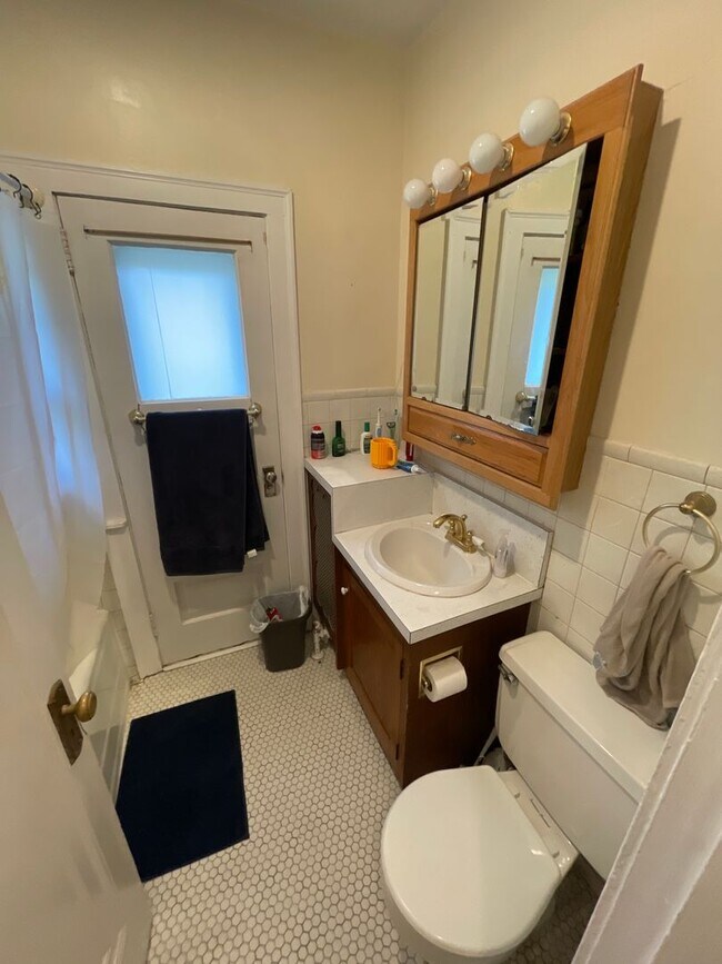 Building Photo - 2021-2023 E 6th St