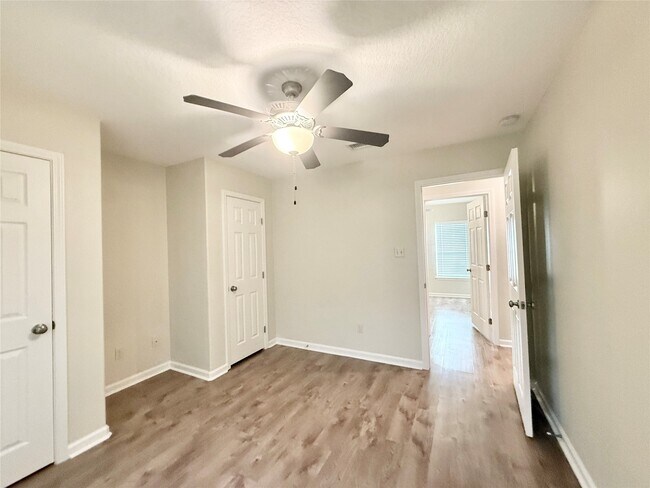 Building Photo - 140 Huisache St