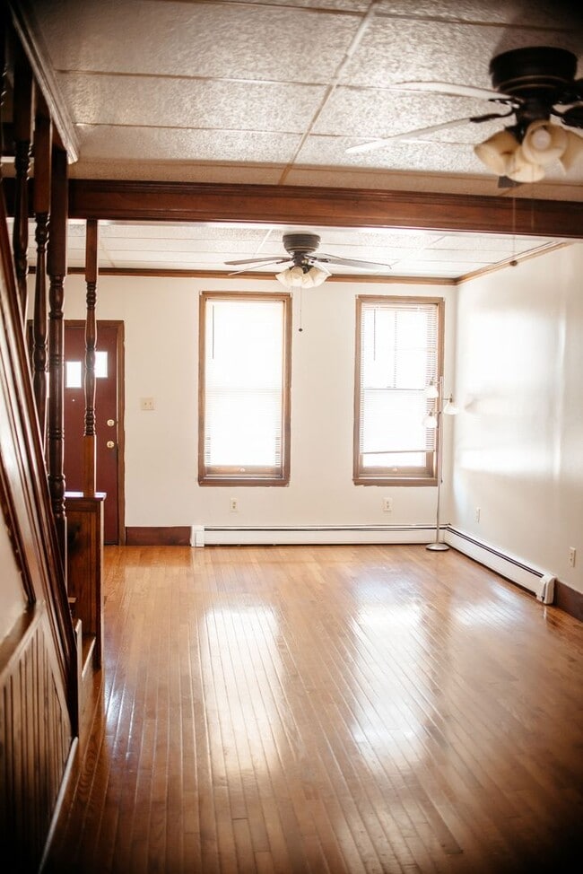 Building Photo - 3 Bedroom, 2 Bath Rown Home, 1st Floor Features 1 Bed and 1 Bath