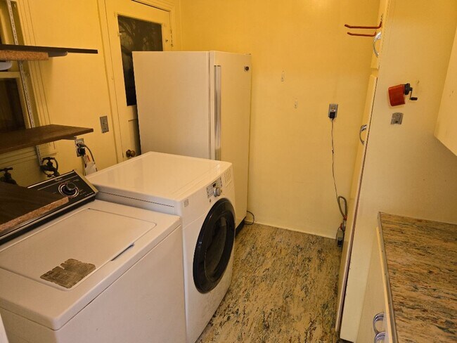 Building Photo - Spacious 4-bedroom family home features ga...