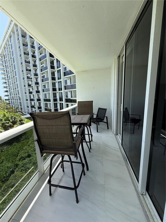 Building Photo - 10275 Collins Ave