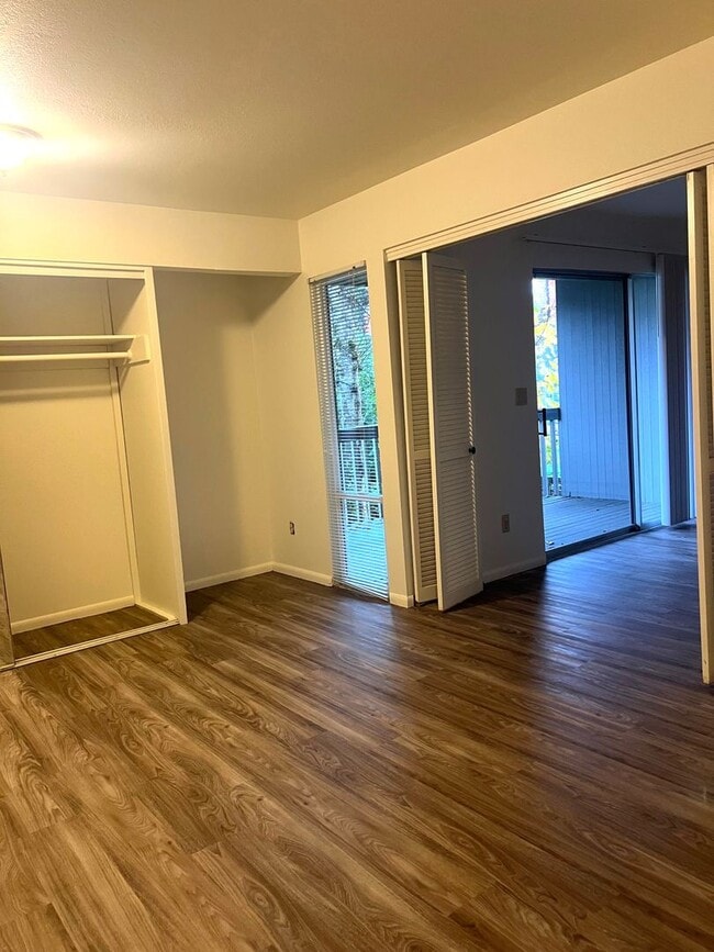 Building Photo - Rent Special - Ground Level 2 Bedroom Unit