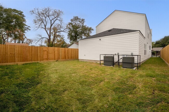 Building Photo - 7220 S Hall St