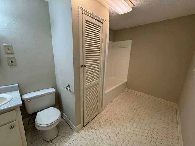 Building Photo - Large 4/2.5 House in S Rome $1,395