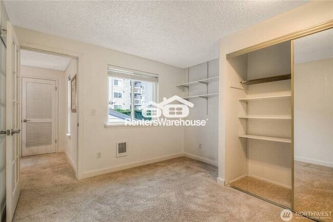 Building Photo - Spacious 3-Bedroom Townhome in Desirable C...