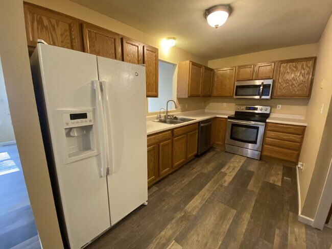 Building Photo - Excellent 3 bedroom with 2.5 bath with a b...