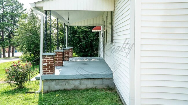 Building Photo - Charming 3-Bedroom Home with a Basement in...