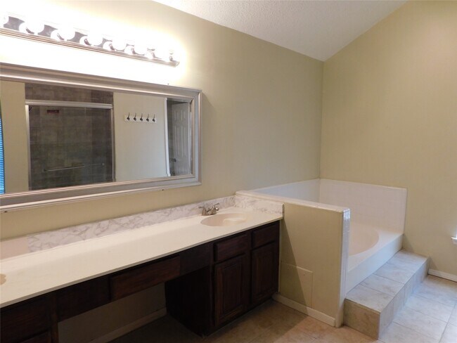 Building Photo - 3303 Rimrock Dr