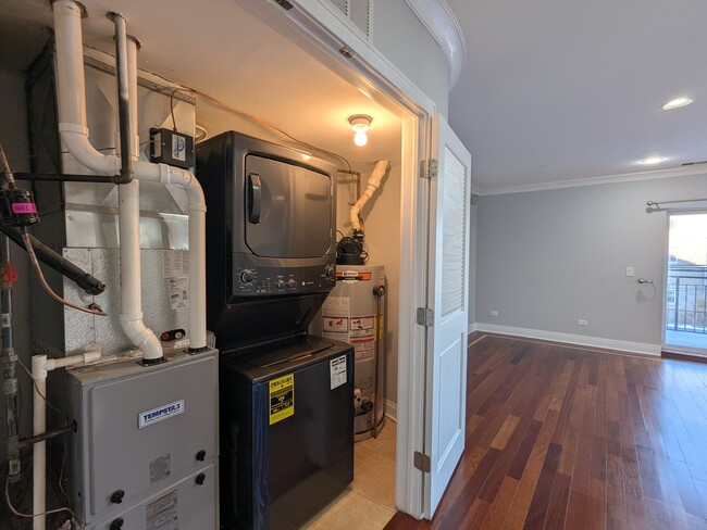 Building Photo - 2224 W Touhy Ave