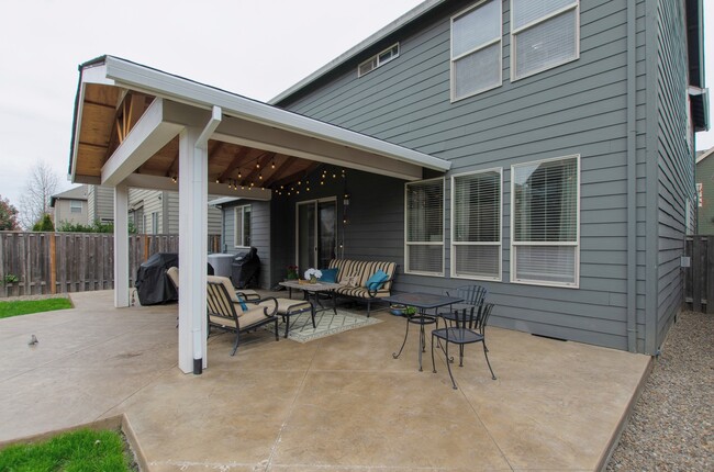 Building Photo - Large 3 bdrm / 2.5 bath with open floor pl...