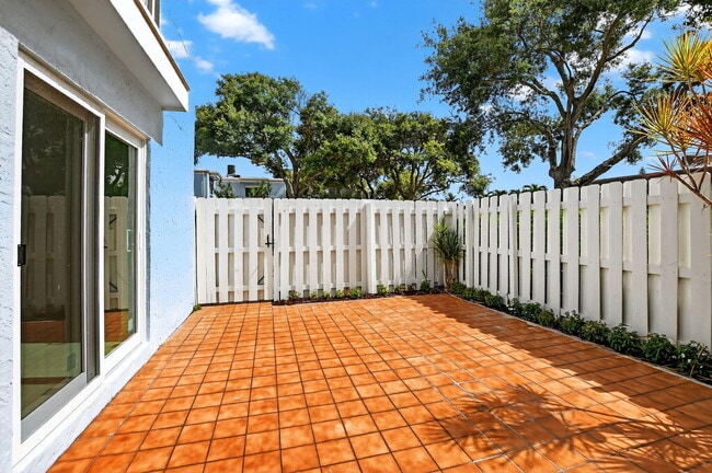 Building Photo - 1010 NE 8th Ave