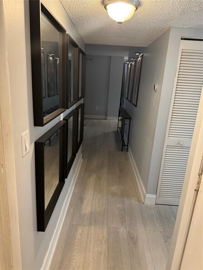 Building Photo - 4174 Inverrary Dr