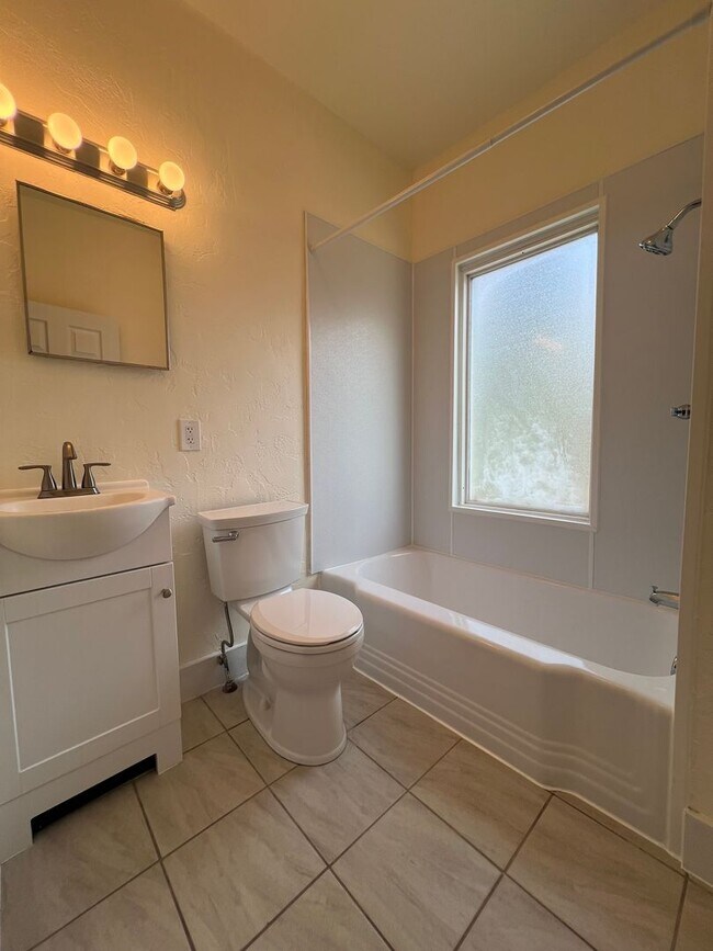 Building Photo - Beautiful 4BR 2 full bath house now showing!