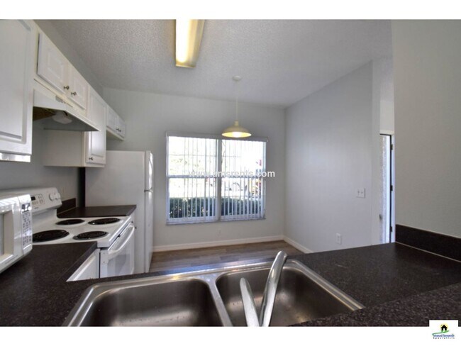 Building Photo - 553 Hummingbird Ct