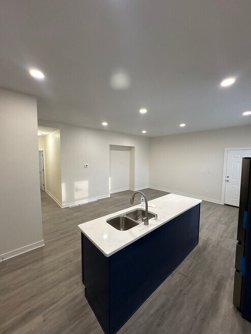 Building Photo - 400 E Meinecke Ave