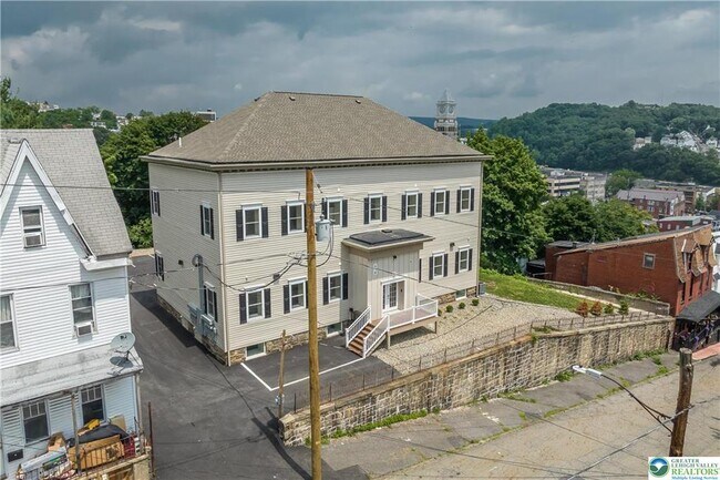Building Photo - 418 W Race St