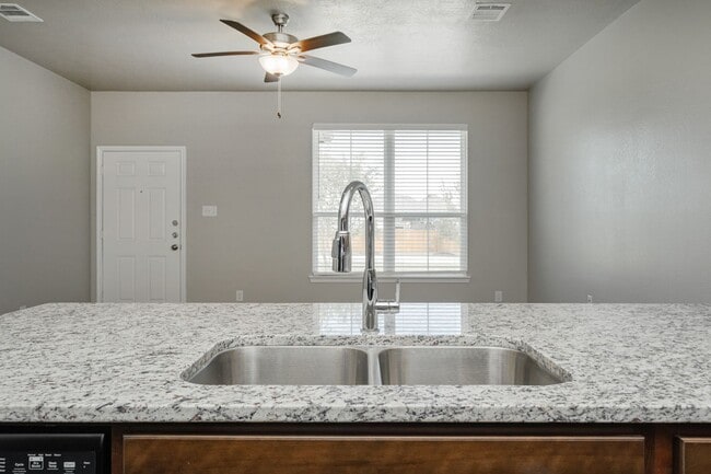 Building Photo - Bright & Cozy Townhome