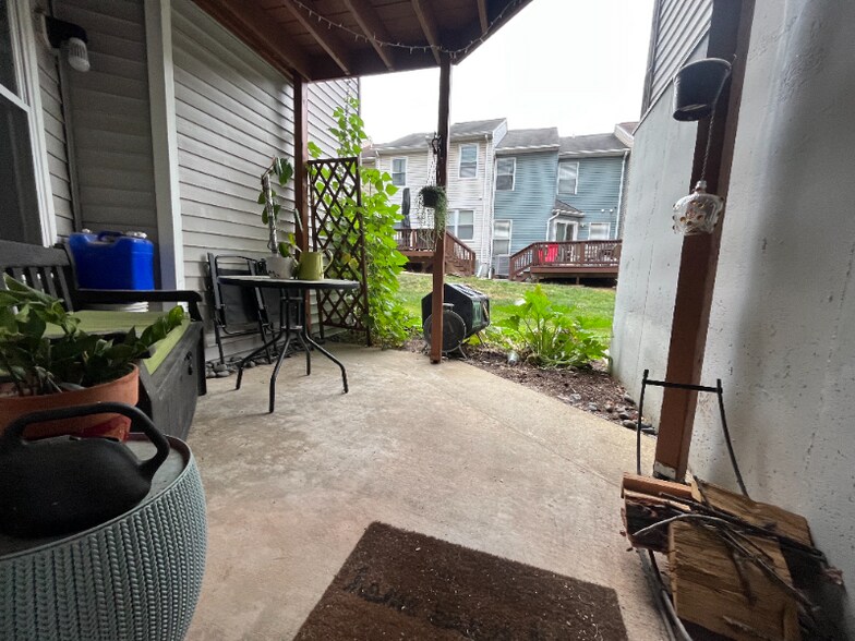 Building Photo - 8 Deer Run Ct