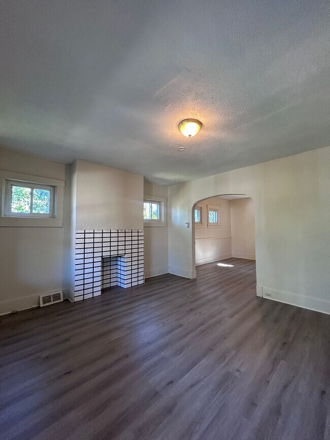 Building Photo - 3 Bedroom 1 Bathroom Home (Perry South)