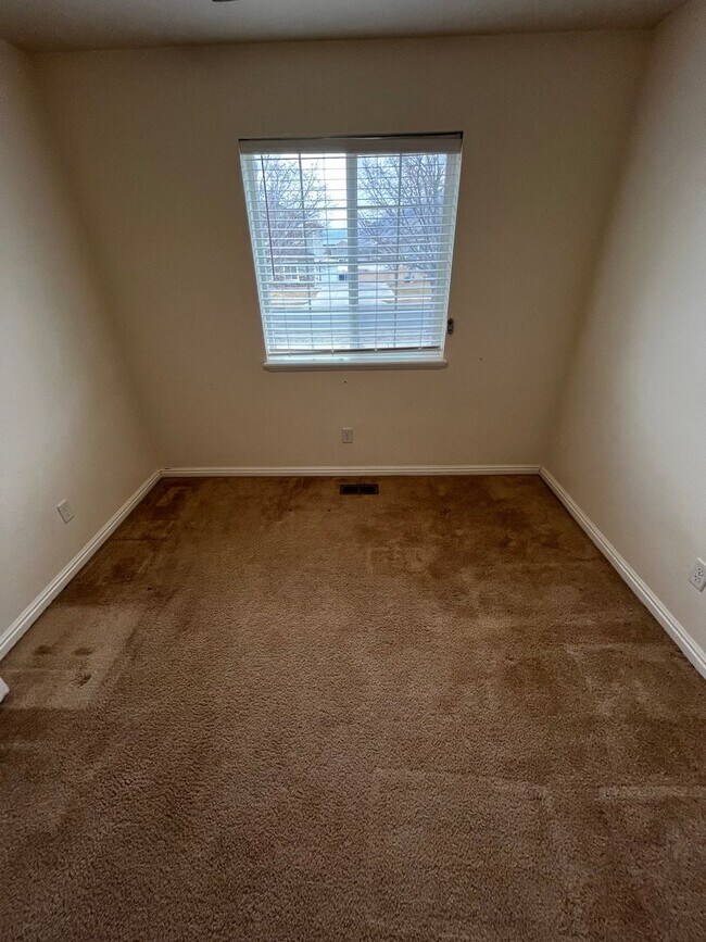 Building Photo - Beautiful 6 Bedroom/3.5 Bath Home in Springville!