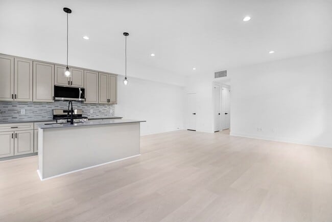 Building Photo - 8203 Moon Beam St