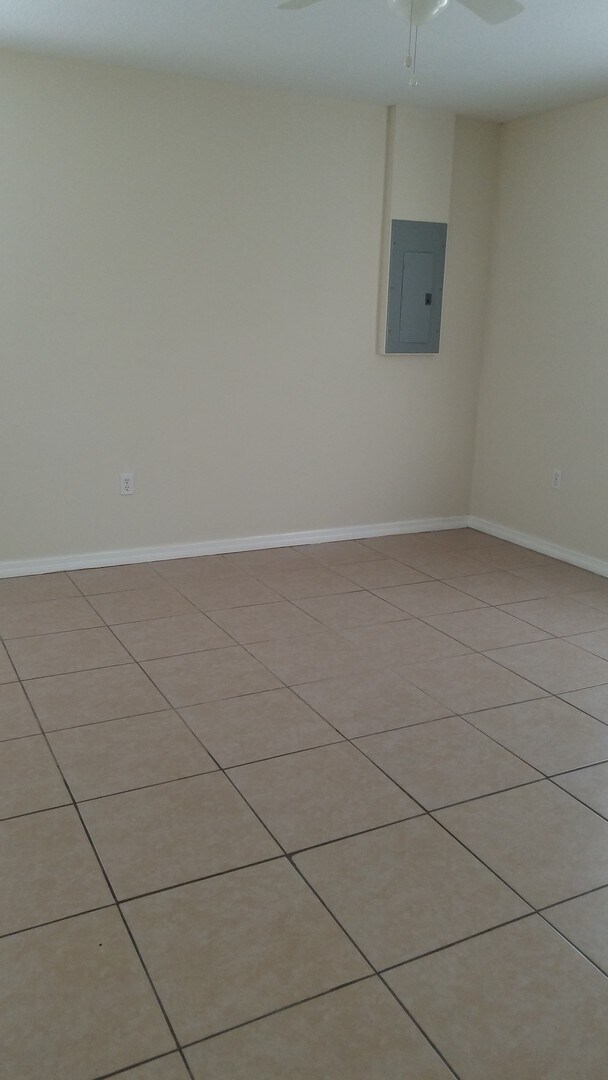 Building Photo - 1 Bedroom 1 Bath duplex