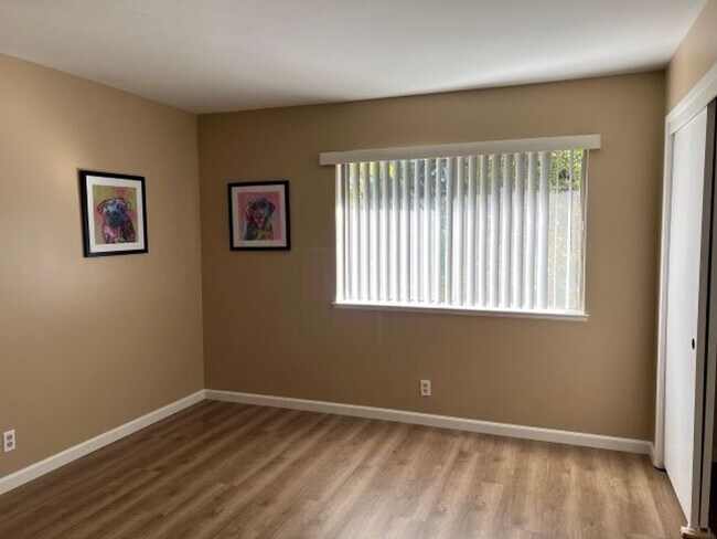 Building Photo - Spacious Los Gatos town home with two car garage.