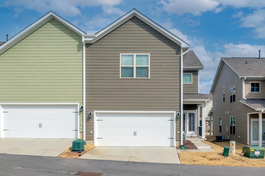 Building Photo - 824 Country Downs Rd