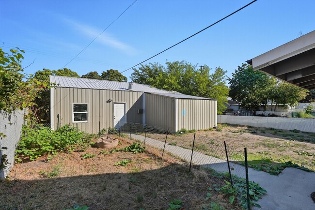 Building Photo - 2409 E Queen Ave