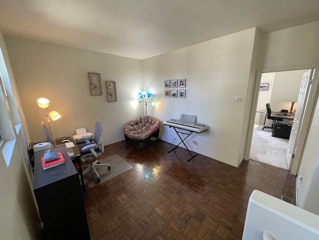 Building Photo - Rare Villagio 2 level townhome with garage and balcony, plus Den