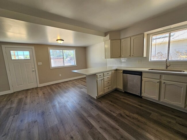 Building Photo - Updated 4 Bed Home with Large Yard