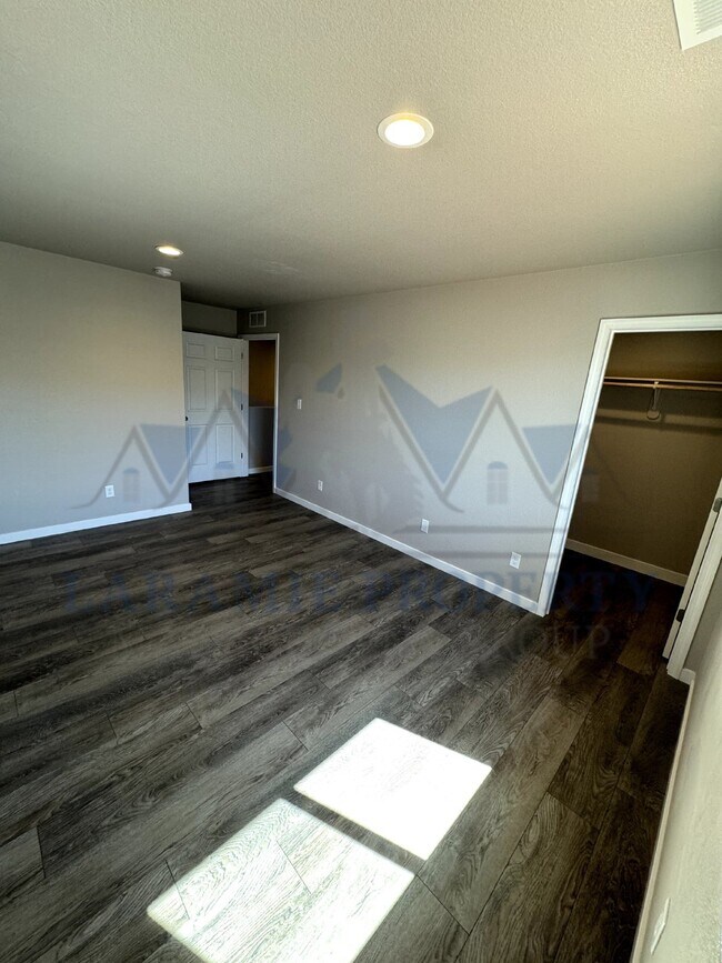 Building Photo - 4-Bedroom, 4.5 bath Condo - $1,000 off Sep...