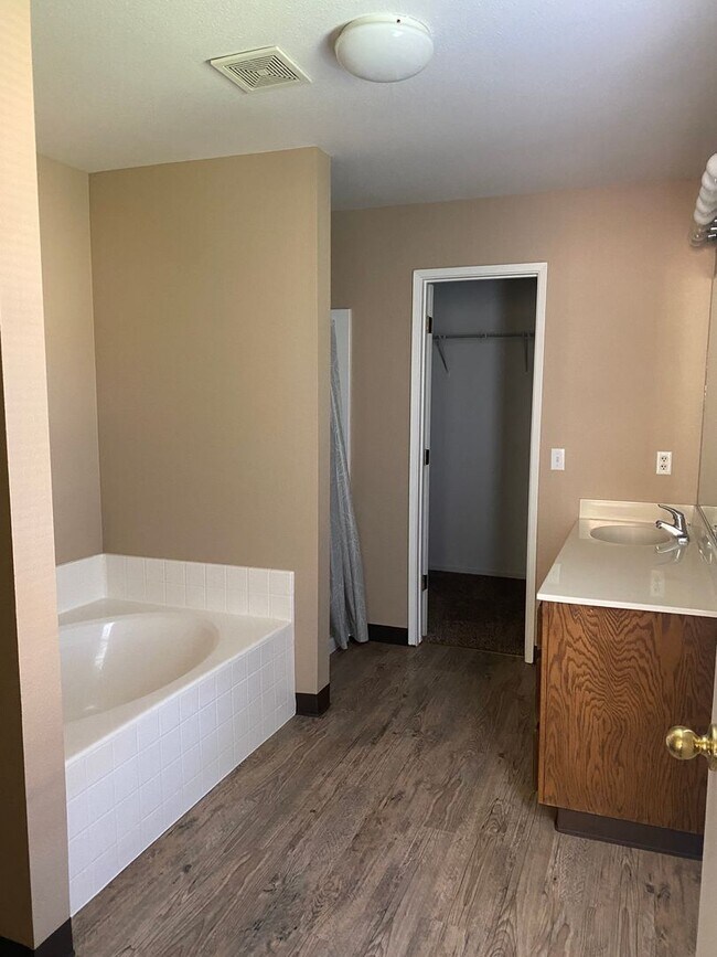 Building Photo - 1133 Pinnacle Dr