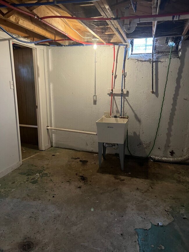 Building Photo - 3 Bedroom 1.5 Bath - $1200