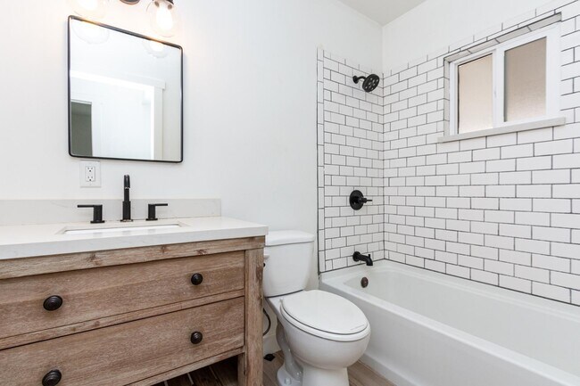 Building Photo - 114 E Elliot Rd