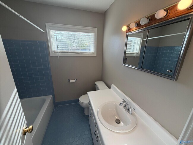 Building Photo - 1518 15th Ave SW