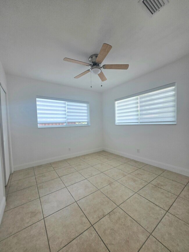 Building Photo - 806 N 31st Ct