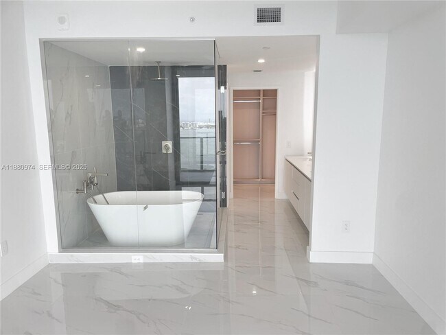 Building Photo - 700 NE 24th St