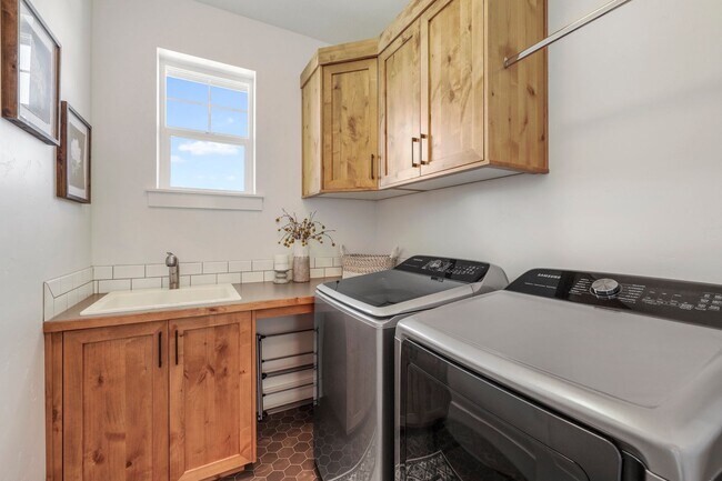 Building Photo - Beautiful 4 bed 2.5 bath home