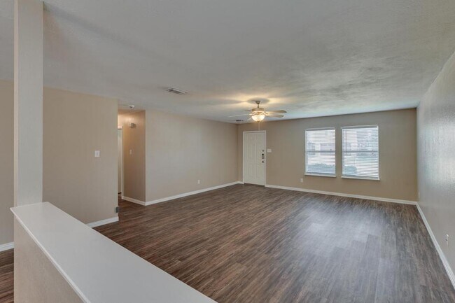 Building Photo - 5536 Camarillo Dr