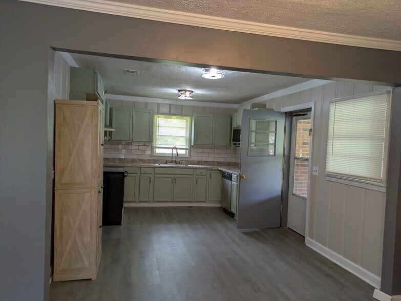 kitchen - 162 W Thomas Dr