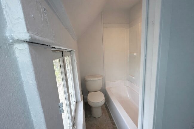 Building Photo - 422 Prospect St