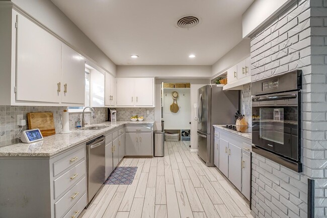 Building Photo - Beautiful Home on Corner Lot in South Hill...