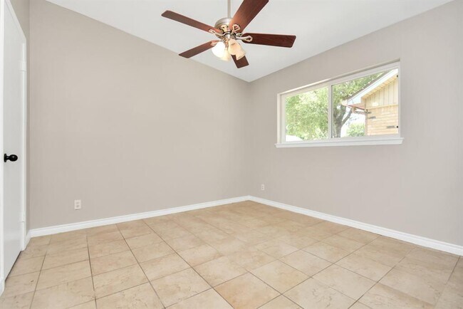 Building Photo - 10951 Shadow Wood Dr