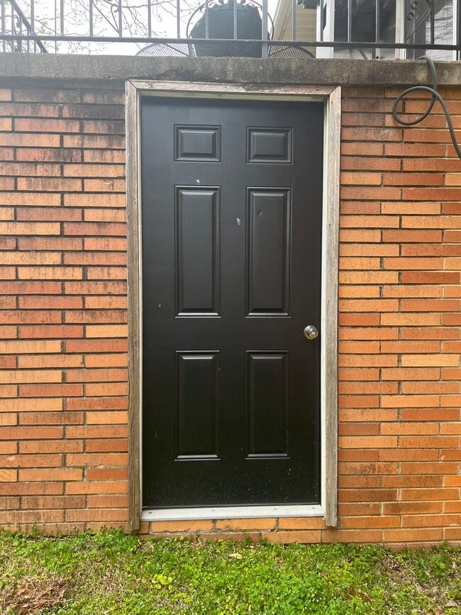 Building Photo - 733 Pine St