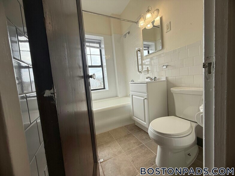 Building Photo - 2 Elmwood Ave