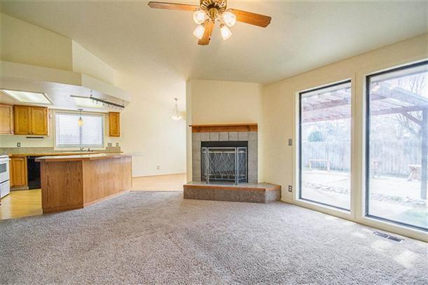 Building Photo - Charming Single Level Home with Open Floor...