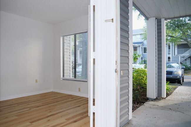 Building Photo - Recently Updated 2bd 2bth Condo Available ...