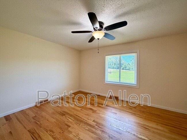 Building Photo - 2 Dawnwood Cir