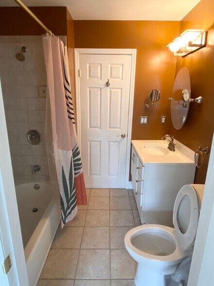 Upstairs bathroom - 1313 Juniper Ct